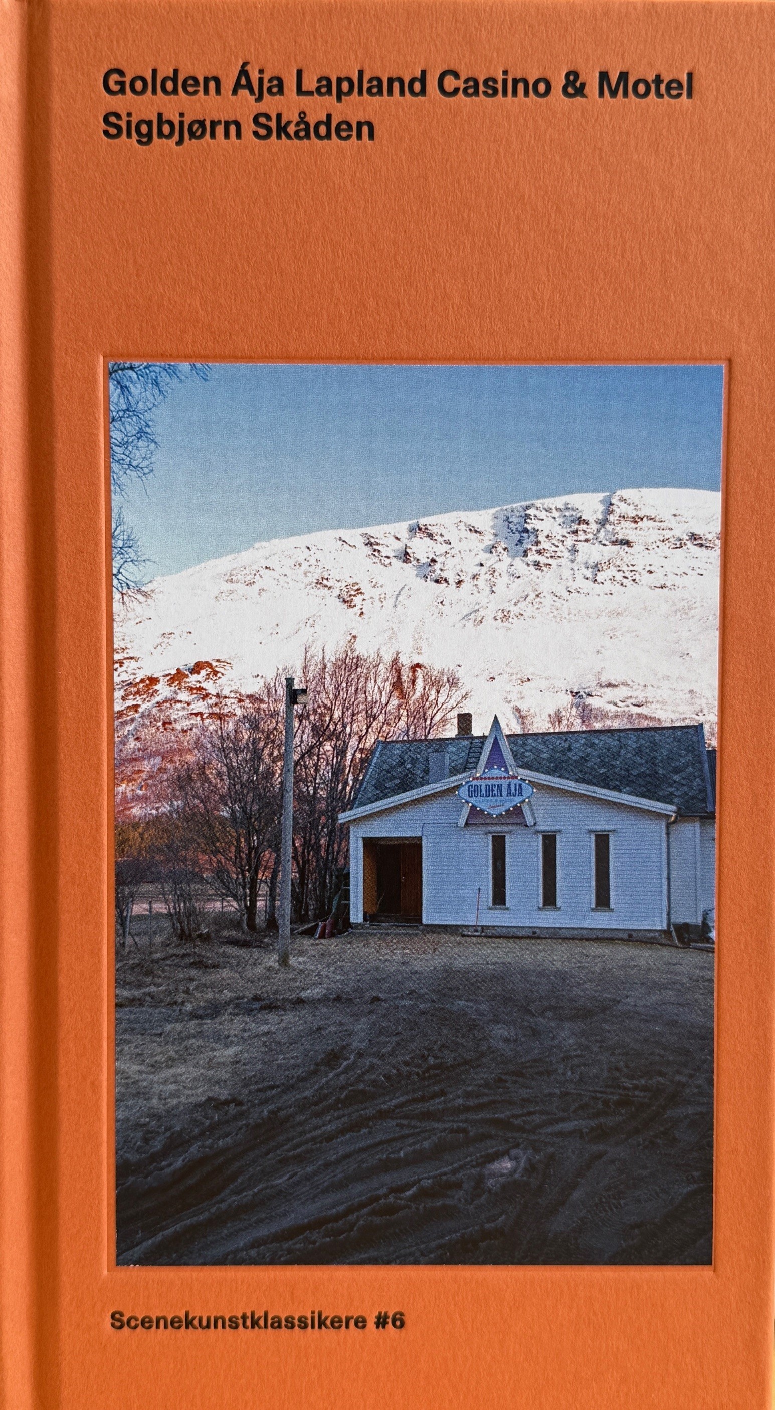 Sigbjørn Skåden: Golden Ája Lapland Casino & Motel (Hardcover, Bokmål language, 2025, Black Box teater)